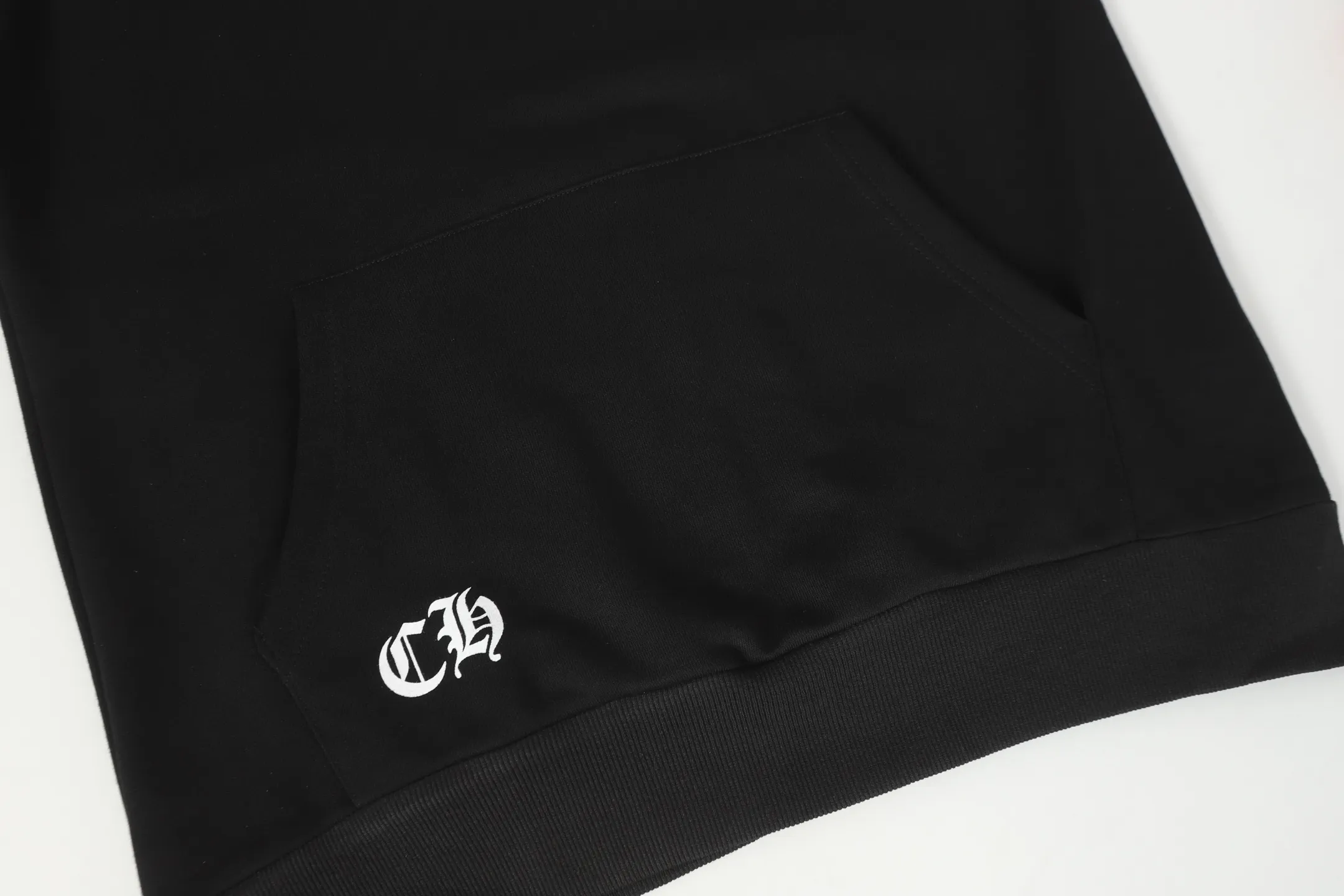 P230 Cross-border model, please do not place an order if you are pursuing quality - Chrome Hearts/Chrome Hearts basic horseshoe Sanskrit printed hooded sweatshirt - High weight, high density and high quality. The wool is soft, delicate and skin-friendly. Soft and silky to the touch. Excellent warmth and skin-friendly properties. - Custom-woven and custom-dyed, no color difference. No matter the fabric or workmanship details, it beats the ordinary version on the market. - Hardware zipper accessories are all customized, full of details - Color: black white - Size: S M L XL